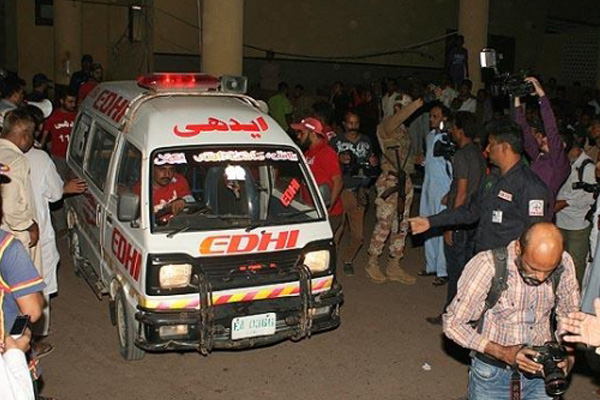 Pakistan'da türbeye bombalı saldırı: 70 ölü