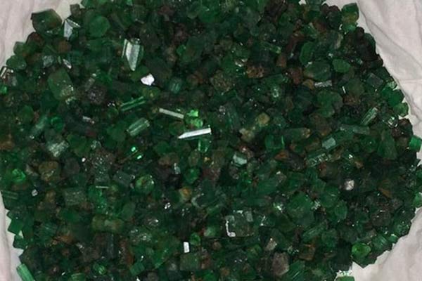 İstanbul'da yarım kilo zümrüt ele geçirildi