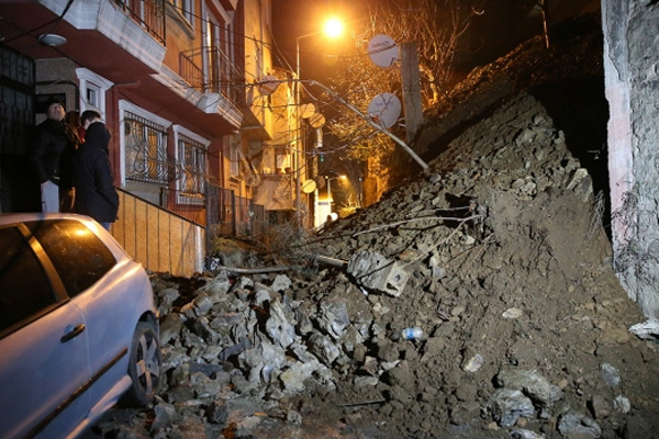 Şişli'de istinat duvarı çöktü