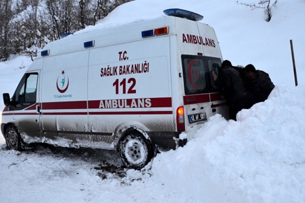Köyde mahsur kalan hasta için seferber oldular