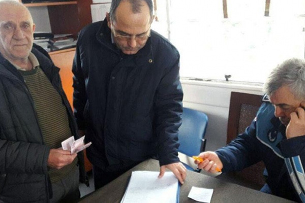 Banka önünde bulduğu parayı sahibine ulaştırdı