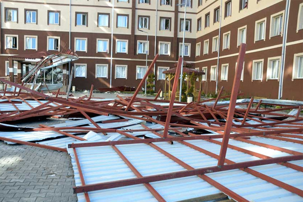 Siirt'te kız yurdunun çatısı çöktü