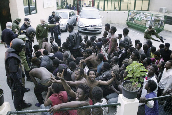 500 göçmen telleri aşıp İspanya'ya girdi