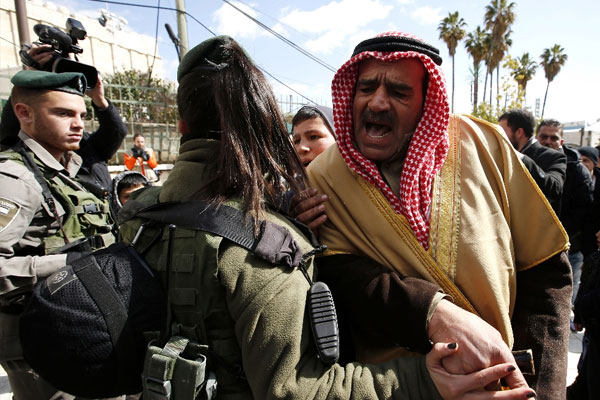 İsrail'den camide toplanan cemaate şiddet