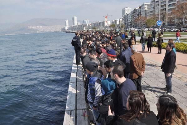 İzmir'de denizden erkek cesedi çıkarıldı