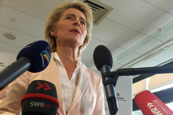 Almanya Savunma Bakanı: İslam'a karşı savaşıyor gibi gözükmeyelim