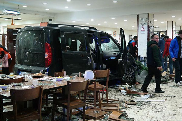 Bursa'da araç restorana girdi: 11 yaralı