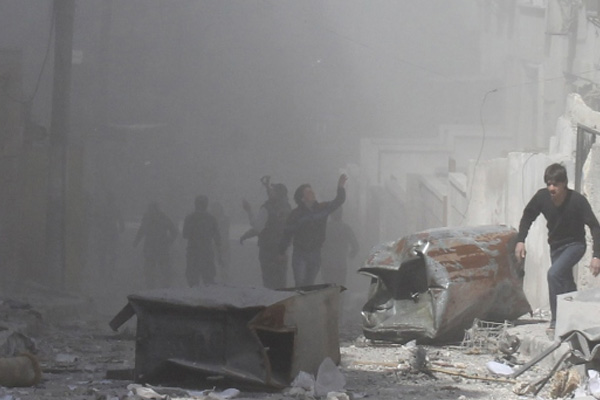 Esed güçleri cenaze töreni alanına saldırdı