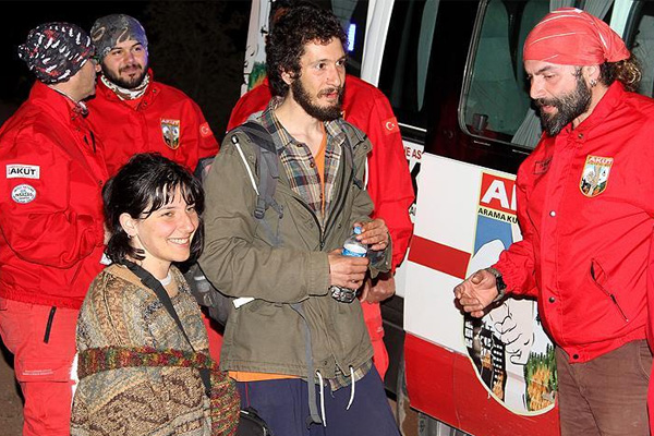 Ormanlık alanda kaybolan 2 kişiyi AKUT buldu