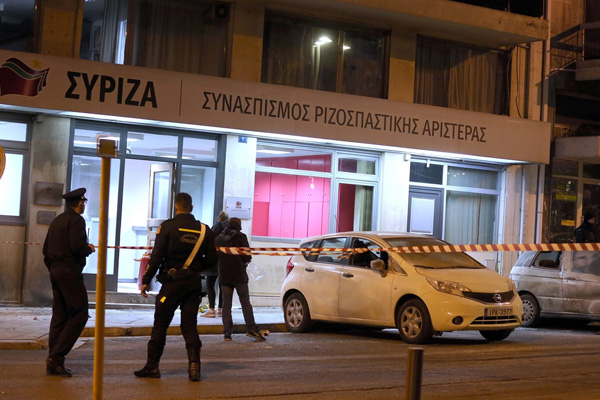 SYRIZA'nın Atina'daki parti binasına molotoflu saldırı