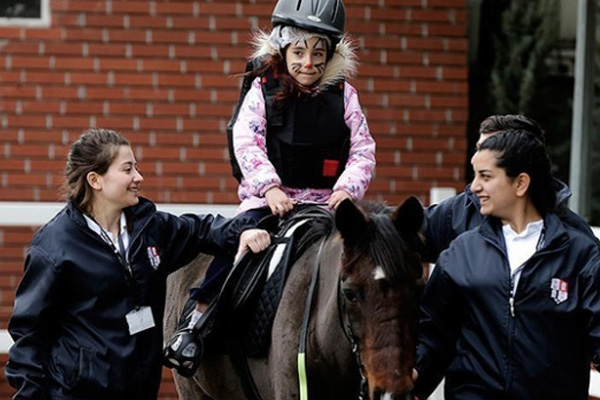 Engelli çocuklar atla tedavi ediliyor
