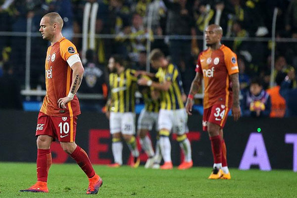 Galatasaray ve Fenerbahçe zirveyi unuttu