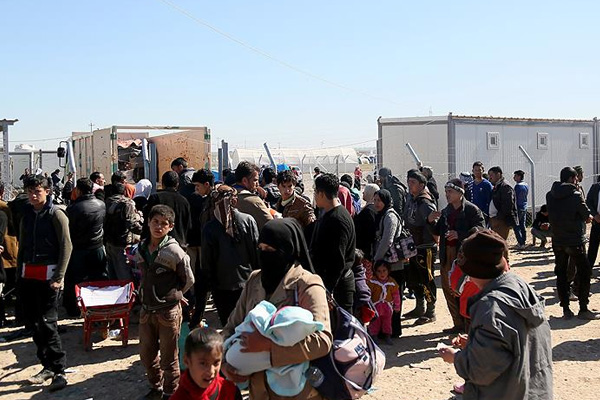 Musul'un batı yakasından 450 sivil güvenli bölgelere kaçtı