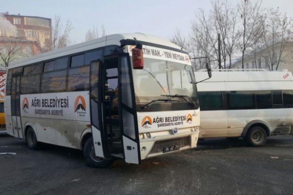 Öğrenci servisi ile belediye otobüsü çarpıştı