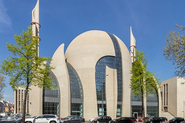 Avrupa'nın yeni hezeyanı: Casus imamlar