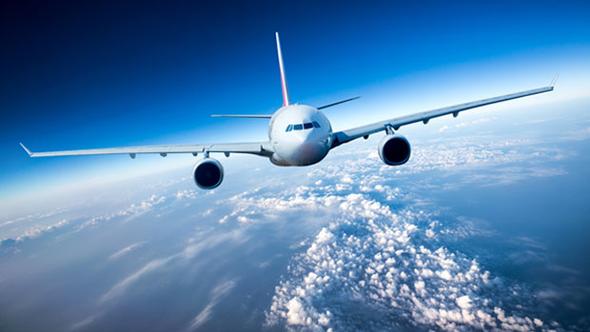 Alman jetleri yolcu uçağının önünü kesti