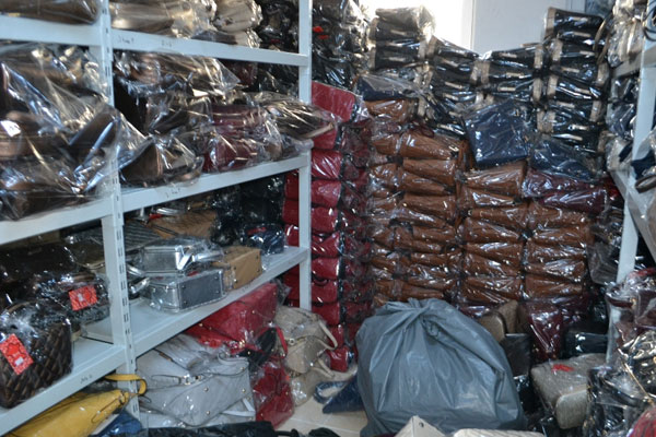 5 bin sahte çanta ve cüzdan yakalandı