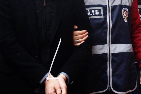 8 polis FETÖ'den tutuklandı