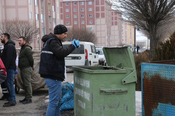 Çöp konteynerinden bebek cesedi çıktı