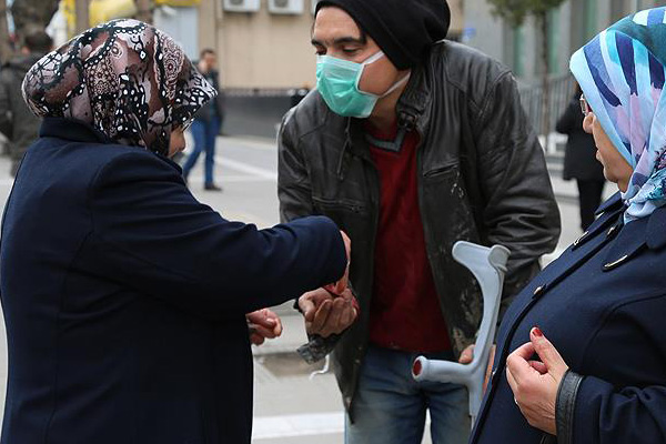 Dilenen zabıtaya 10 dakikada 80 lira verildi