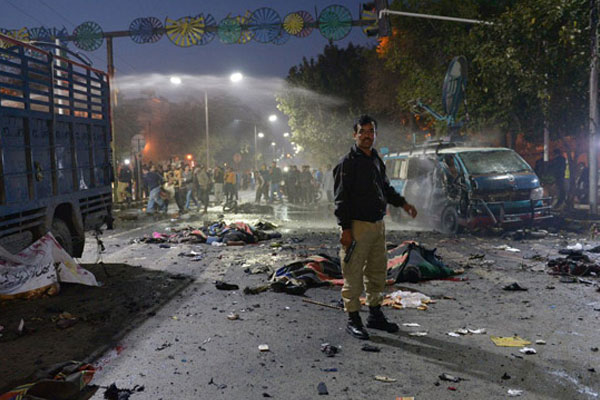 Lahor'da bombalı saldırı: 6 ölü