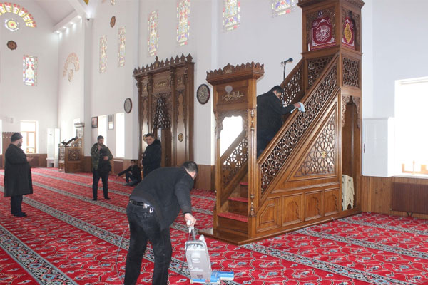 Hükümlülerden cami temizliği