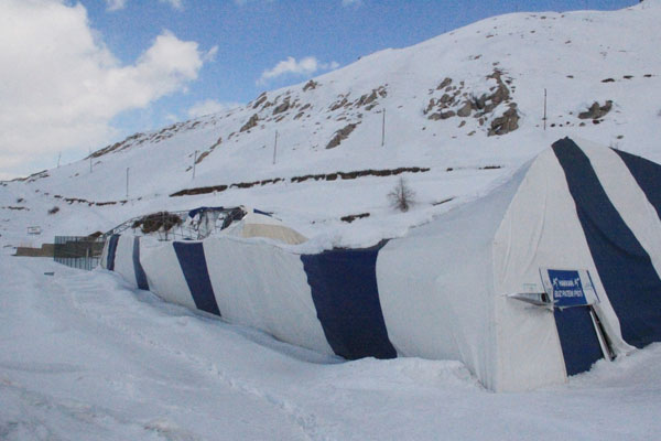 Hakkari’de buz pistinin çatısı çöktü