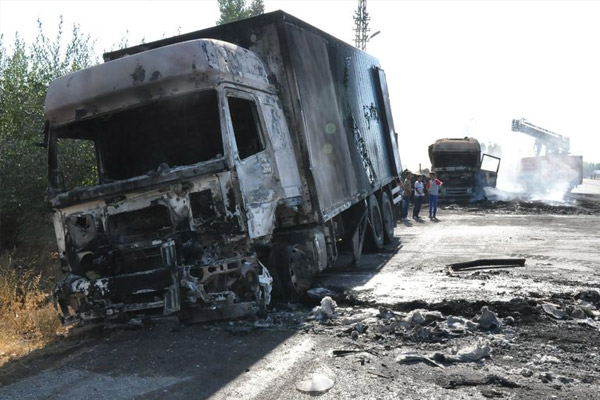 PKK Ağrı'da 4 aracı yaktı