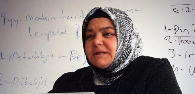 Türkiye'nin ilk başörtülü bakanı