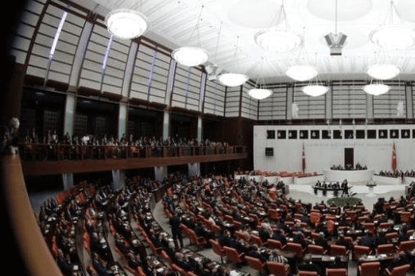 Seçim hükümetinde ilkler!