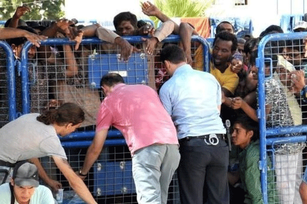 Göçmenler ‘kafes'e kapatıldı