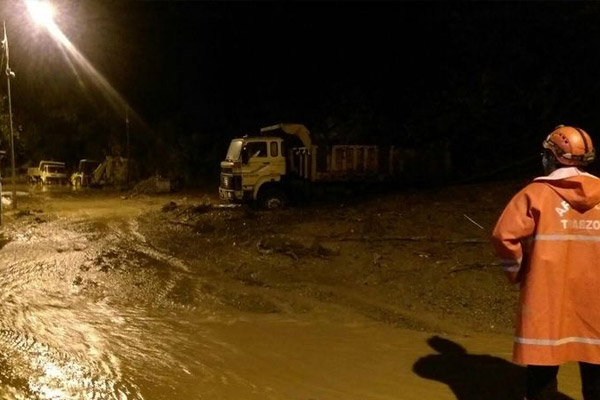 Sağanak 7 köyü ulaşıma kapattı