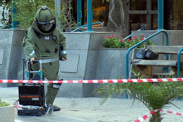 Karakol önüne bırakılan paketten bomba çıktı