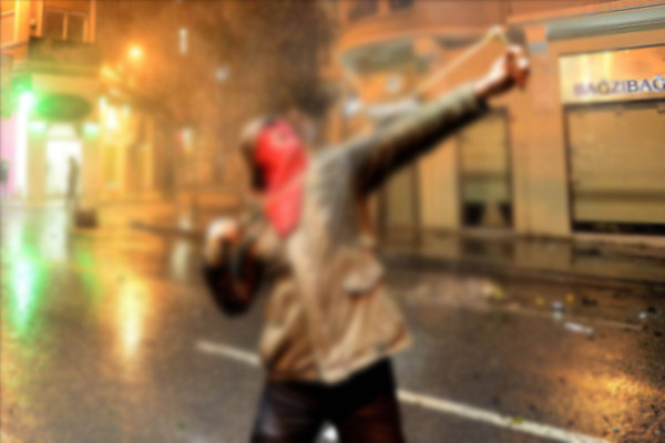 Polise atmak istediği bomba elinde patladı