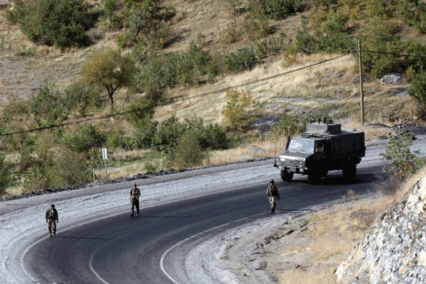 Hakkari'de askeri araca bombalı saldırı