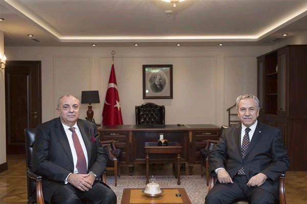 Arınç'ın masasını toplaması dikkat çekti