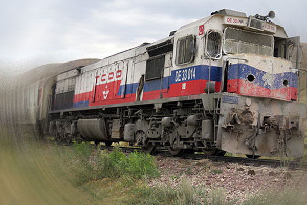 Muş'ta yük trenine bombalı tuzak