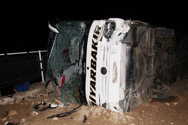 Malatya'da yolcu otobüsü devrildi