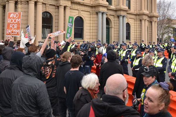 Camiye tahammülleri yok!