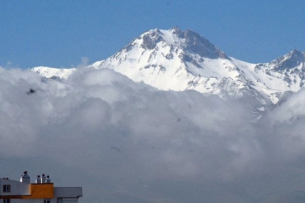 Erciyes’e yılın ilk karı yağdı
