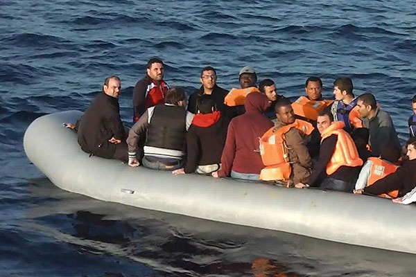 İzmir'de 67 göçmen daha yakalandı