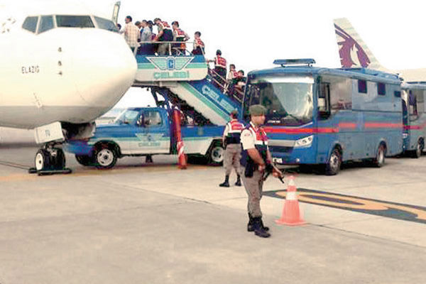 Mahkumlar özel uçakla sevk edildi