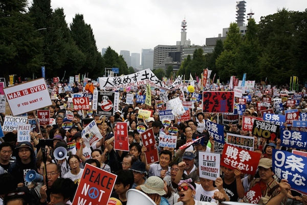 Halk ‘savaş yasaları’na karşı sokağa döküldü