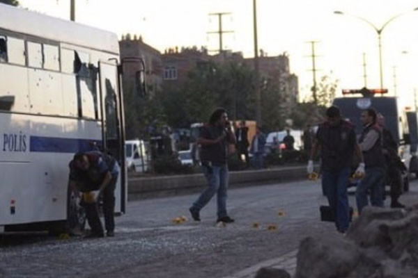 PKK'dan polis servisine bombalı saldırı