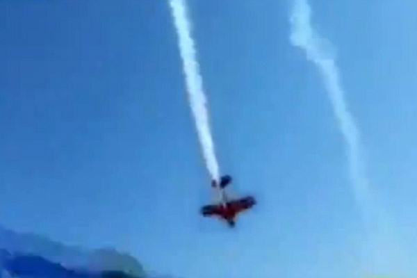 Avusturya'da gösteri uçağı düştü