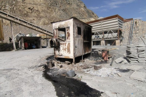 PKK Siirt'te iş makinelerini yaktı