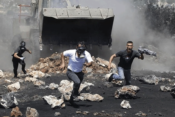 İsrail askerinden buldozerli baskın!