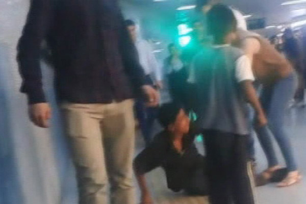 Metroda Suriyeli çocuğa dayak