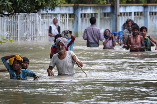 Şiddetli muson yağışları can aldı