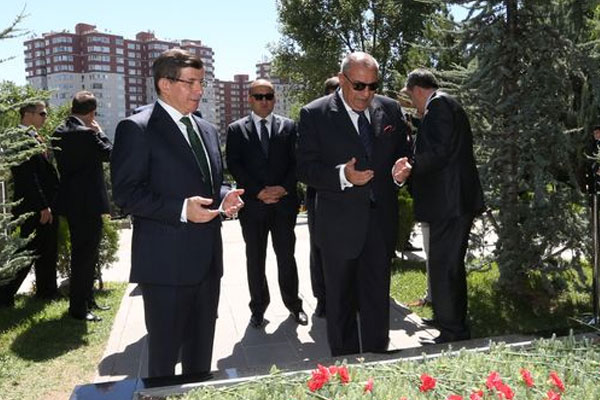 Davutoğlu ve Türkeş'ten sürpriz ziyaret